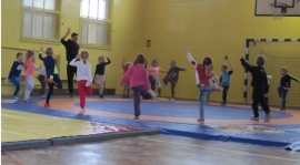 Przedszkolaki trenują z Wierzycą Pelplin.