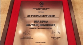 Brązowa Odznaka Honorowa Polskiego Związku Piłki Nożnej dla  KS "Polonia" Niewiadom