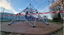 Nawierzchnia żywiczna wykonana - zakaz wejścia na plac zabaw Orzeł Park