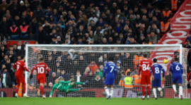 Liverpool slog Chelsea for at holde sig foran