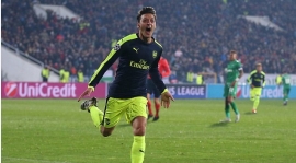 Mesut Özil mål hjälper Arsenal kvalificera i stil