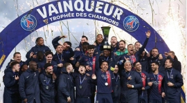 Le PSG remporte son premier titre de la nouvelle année, remporte la Super Coupe de France et mène la Ligue 1