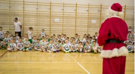 Święty Mikołaj odwiedził zawodników szkółki piłkarskiej Orliki Myślenice