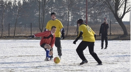 SPARING: Przegrana z Victorią Bielcza na zamarzniętej nawierzchni.