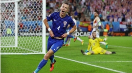 Perisic sena vinnare låter Kroatien bedövar Spanien vinner Euro Grupp D