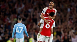 Arsenal přešel do protiútoku Manchesteru City, fanoušci jásali a hráči byli stateční