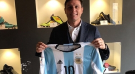 ZANETTI takk til Messi for å gi en signert Argentina drakt