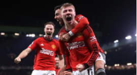 Manchester United versloeg Villa met 3-2