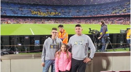 Sokół na Camp Nou.