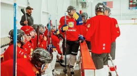 Vliegen op het ijs, een hockeyuitdaging buiten het seizoen voor Team Trek-coureurs