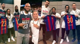 Ronaldinho ha mostrato maglia Barcellona nella NBA All Star