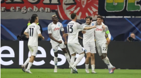 Nápoles venció 2-0 al Eintracht de Fráncfort