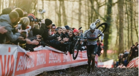 Van der Poel wint opnieuw, Van Aert behoudt de tweede plaats