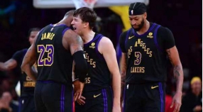 Le charme du basket, victoire et polémique sous le maillot des Lakers