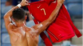 Cristiano Ronaldo zakłada swoją koszulkę dla fanów po zdobyciu bramki