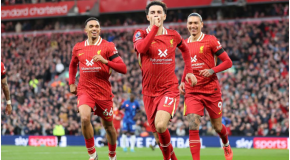 Jones vinner, Liverpool slo Chelsea 2-1 for å returnere til toppen av tabellen