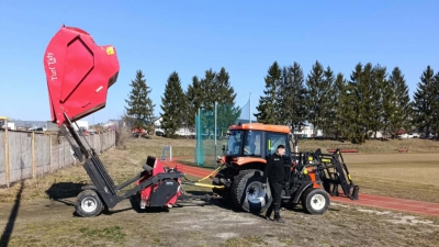Zabiegi pielęgnacyjne na płycie boiska w Tarnogrodzie