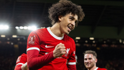 Reds jongeling schittert op Anfield met toekomst hoop geborduurd op voetbalshirt