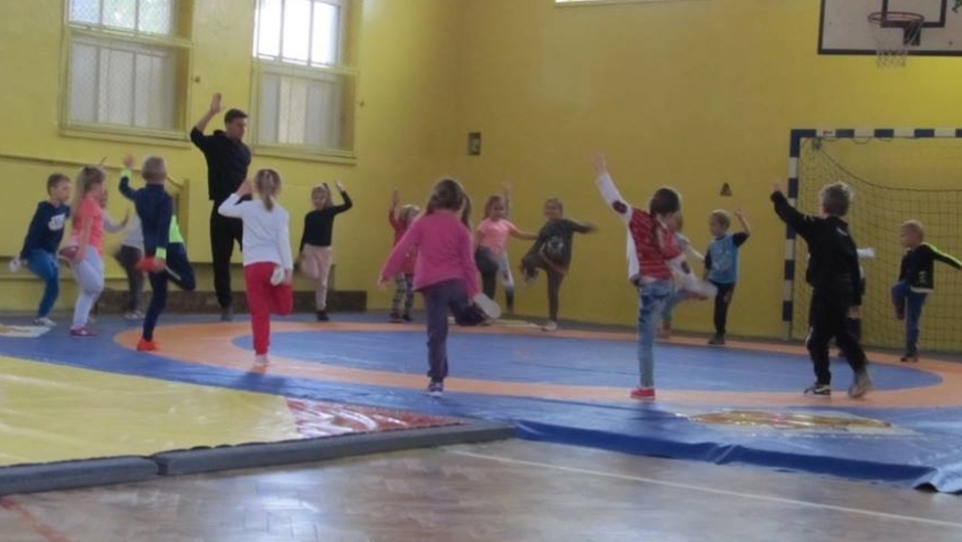 Przedszkolaki trenują z Wierzycą Pelplin.