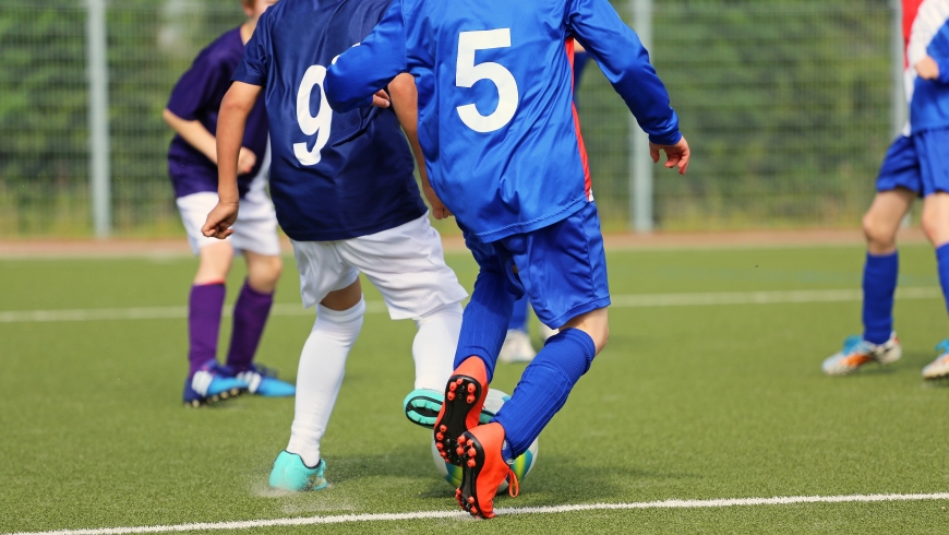 Artykuł sponsorowany: Czy warto korzystać z getrów piłkarskich podczas treningów?