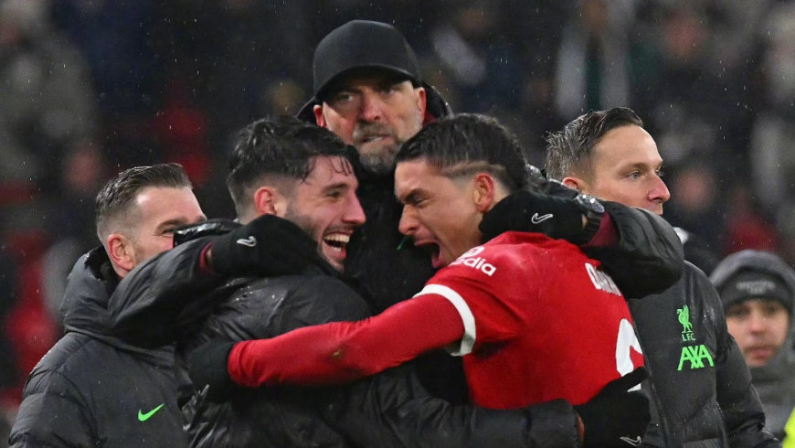 Abrazados afectuosamente, el entrenador y los jugadores del Liverpool celebraron su victoria en el contraataque