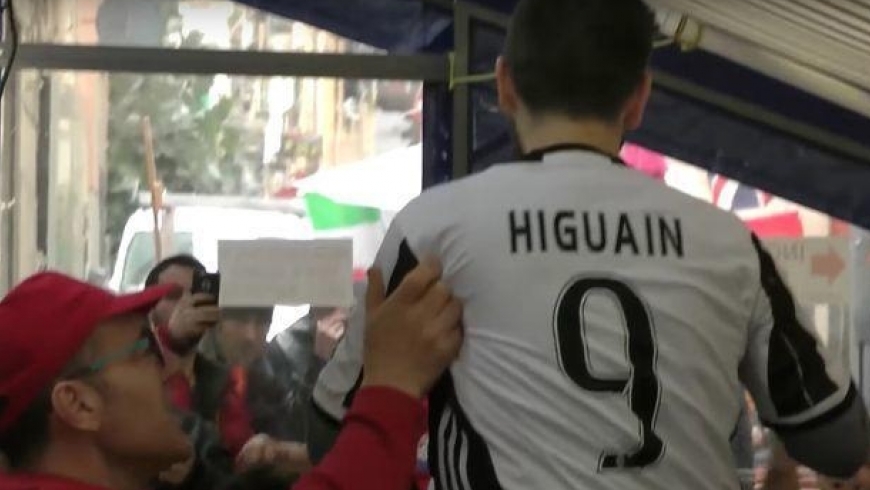 Juventus obožavatelji nosili Gonzalo Higuain dres u Napulju