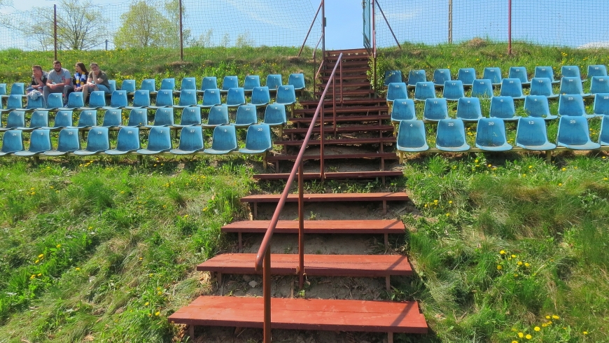 Zawodnicy i kibice remontują stadion Beskidu.