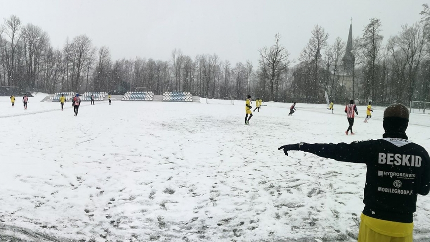 Sparing ze Stradomką Skrzydlna w zimowej scenerii.