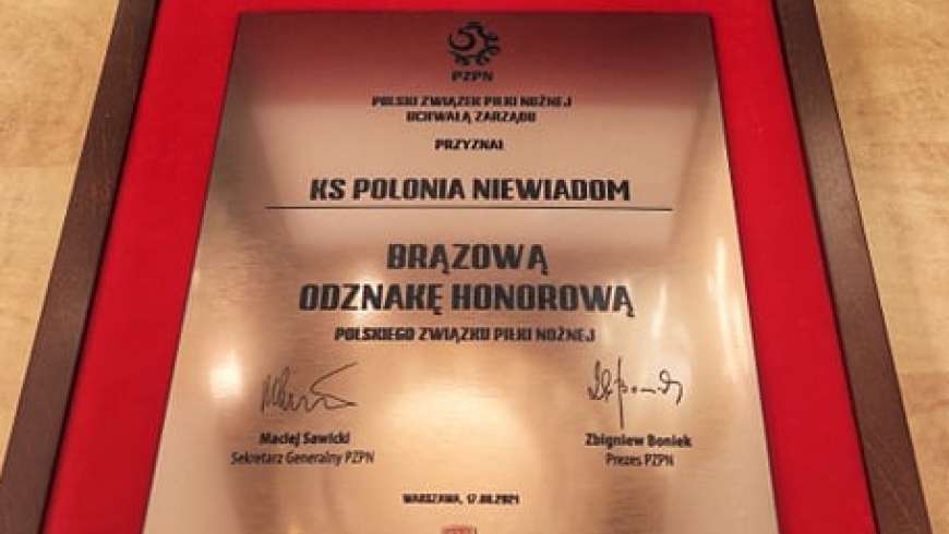Brązowa Odznaka Honorowa Polskiego Związku Piłki Nożnej dla  KS "Polonia" Niewiadom