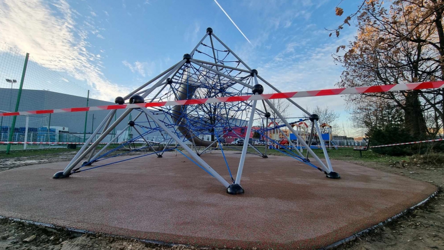 Nawierzchnia żywiczna wykonana - zakaz wejścia na plac zabaw Orzeł Park