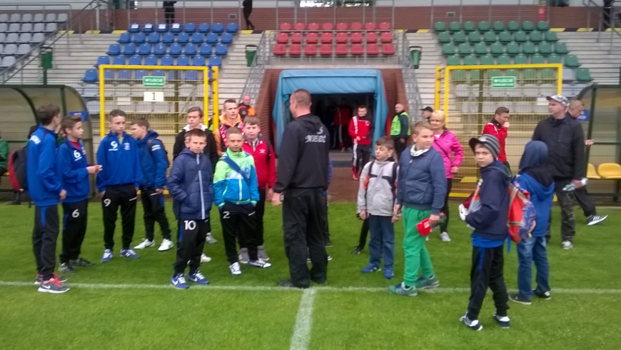 Wizyta młodych piłkarzy Unii na stadionie Miedzi Legnica