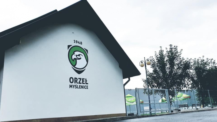 Nowe logo na elewacji budynku Orła zasponsorowane przez Zoltar Group
