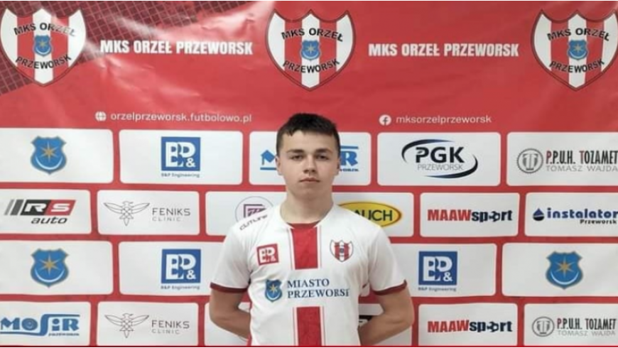 Kolejny zawodnik z drużyny U-19 z debiutem w piłce seniorskiej