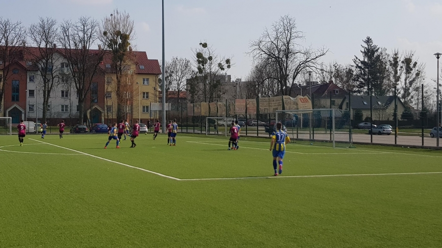 Przegrana juniorów młodszych na boisku lidera OLJM