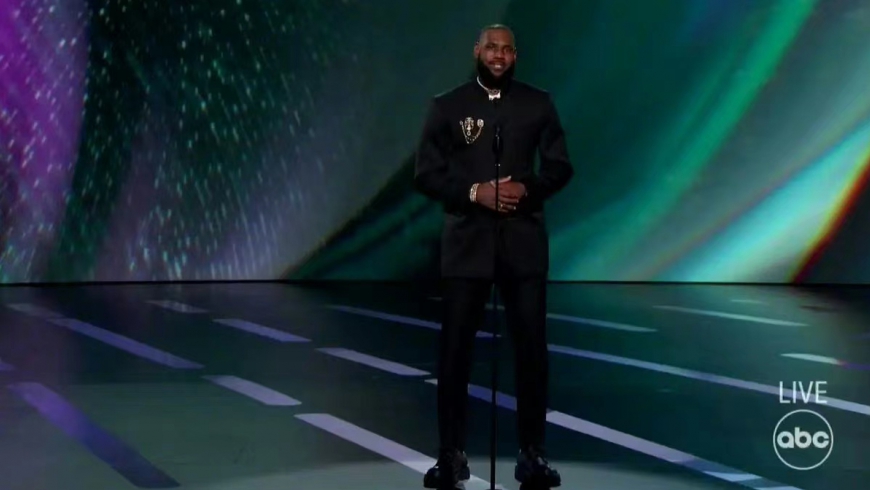 James atteint le sommet de l'ESPY, les maillots des Lakers témoignent de la gloire de l'excellence