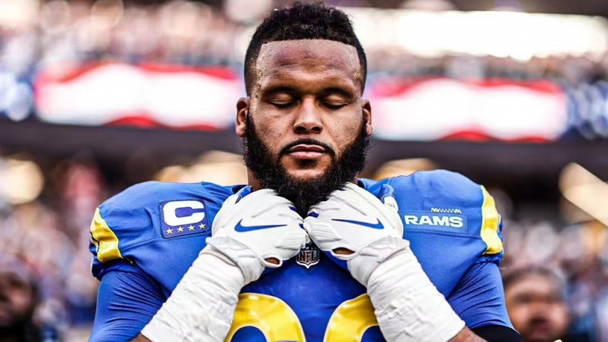 Le géant défensif monte alors que la star des Rams Aaron Donald joue pendant neuf ans