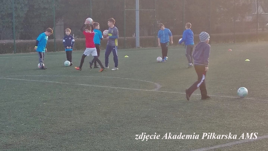 Akademia Piłkarska AMS Pokój wychodzi na Orlika