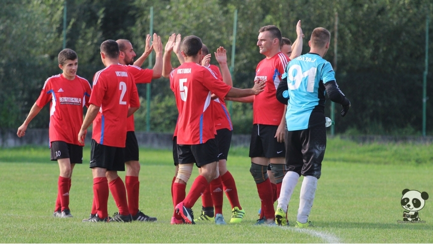 Futbolowe zakończenie jesieni w A-klasie - derby Gminy Victoria - Start!