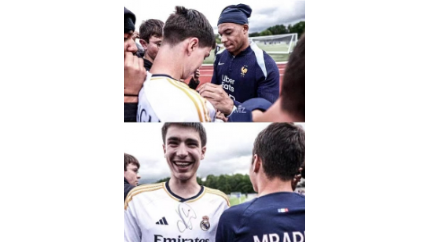 I tifosi del Real Madrid ricevono l'autografo di Mbappe