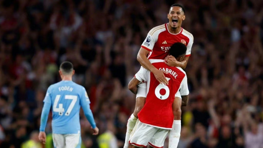 Arsenal přešel do protiútoku Manchesteru City, fanoušci jásali a hráči byli stateční