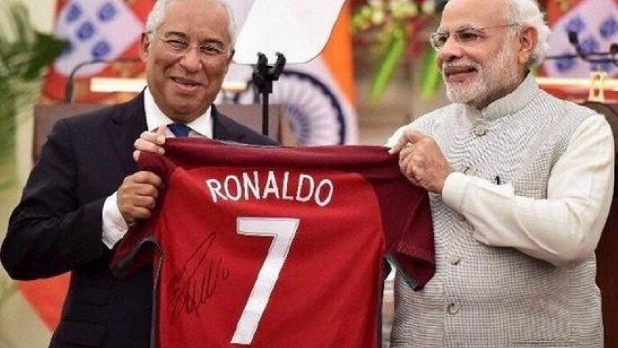 PM Modi mottar Ronaldo drakt fra Costa