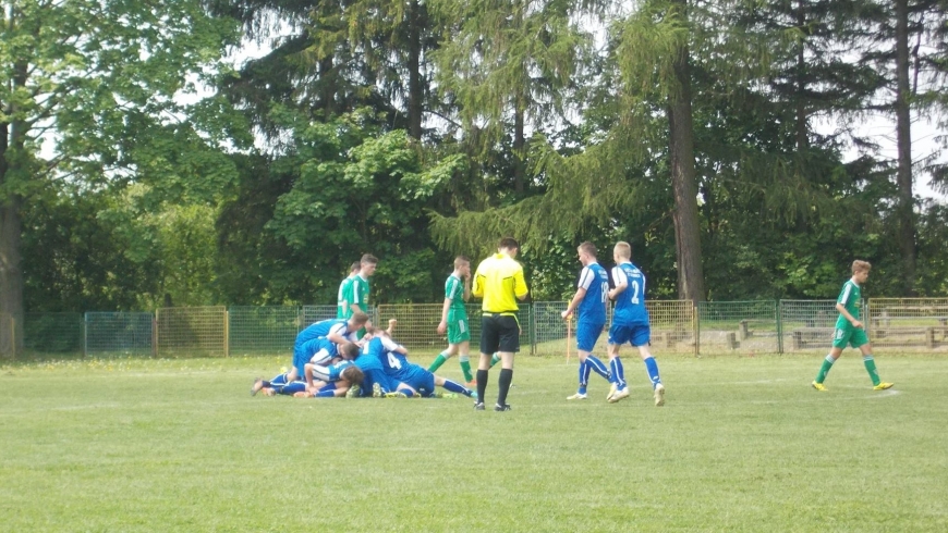 Liga Juniorów Młodszych UKS B-MAX ZS Grzmiąca vs Akademia Piłkarska Szczecinek 2:1