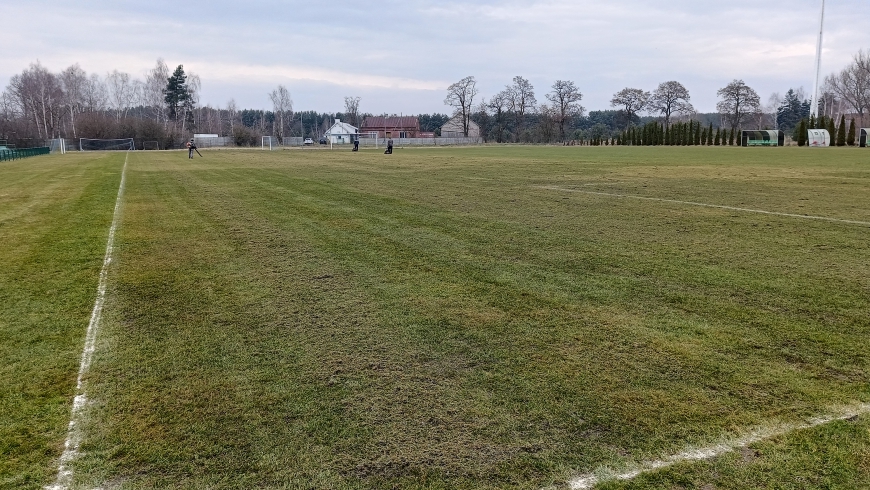 Trwa wertykulacja płyty boiska sportowego