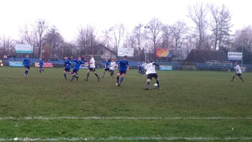 Zwycięstwo na trudnym boisku z Przybyszówką. Hattrick Ferenca !