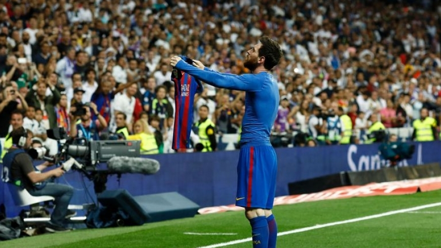 Messi holder opp Barcelona fotballdrakt for å feire