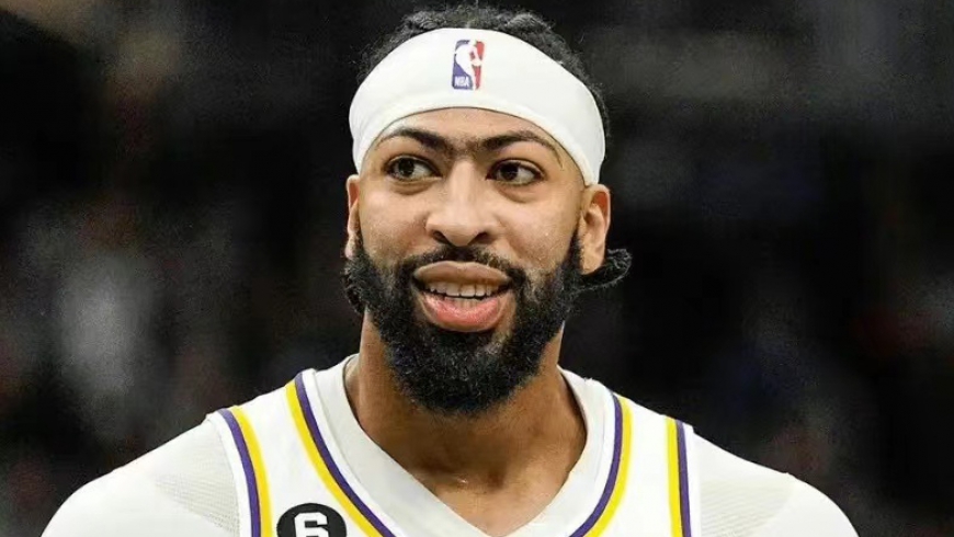 Gloire pourpre et or, Anthony Davis re-signe avec les Lakers