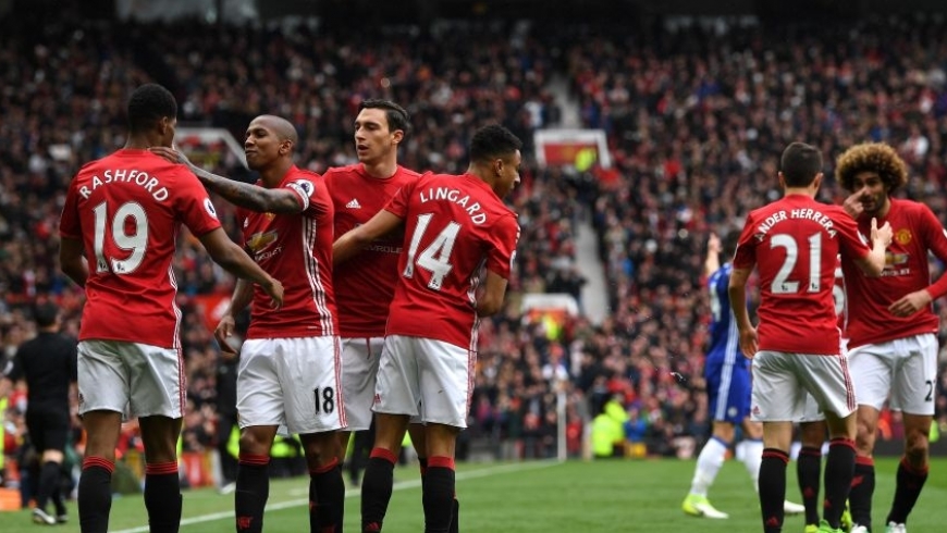 Kontroversielt United-mål sætter Chelsea under pres i guldkampen