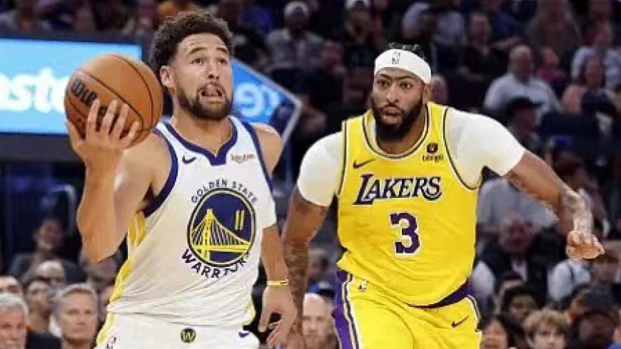 Les Warriors battent les Lakers lors de la pré-saison NBA, le carnaval du basket s'enflamme à nouveau