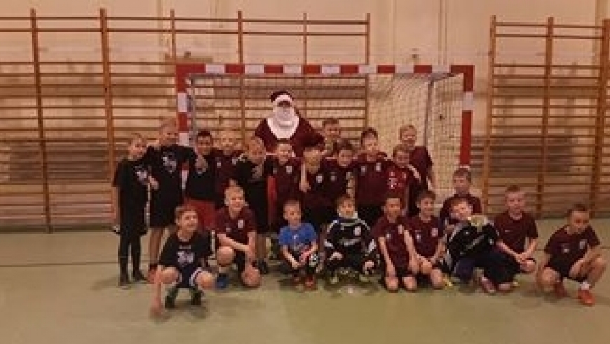 Wizyta świętego Mikołaja u najmłodszych piłkarzy Wierzycy.