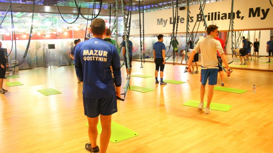 Profesjonalny trening siłowy Mazura w siłowni Galerii Mazovia